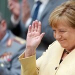 Angela-Merkel-CDU-ehemalige-Bundeskanzlerin-winkt-vor-der-Kanzlerwahl-im-Bundestag-auf-der-Tribuene.jpeg