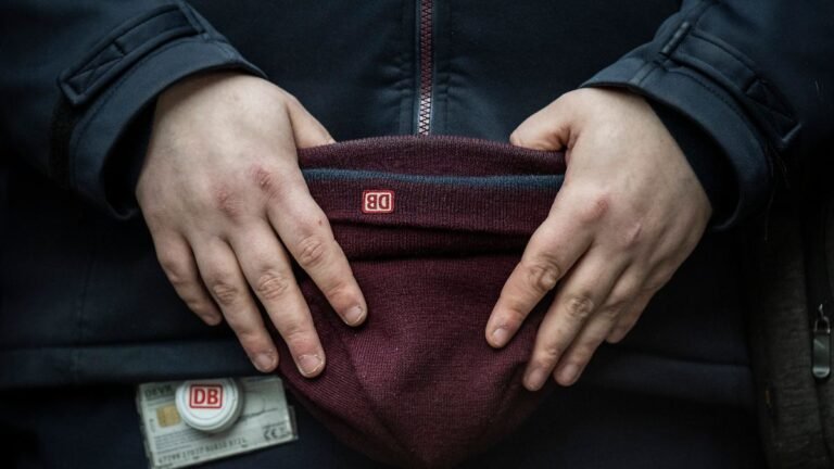 Bahn-Mitarbeiter-und-Bundespolizisten-gedenken-des-bei-nach-einem-Angriff-verstorbenen-Zugbegleiters.jpeg