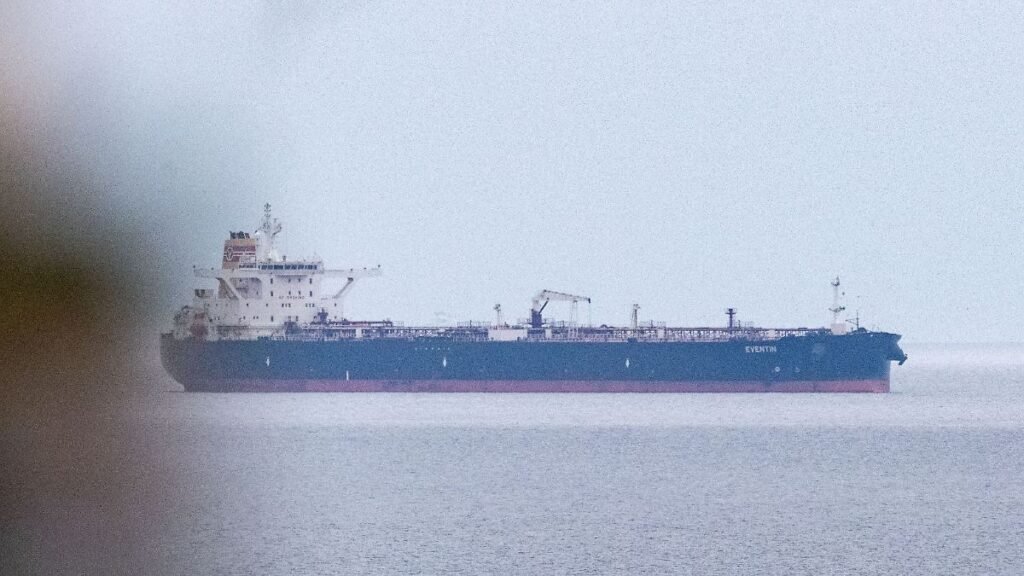 Blick-auf-den-Tanker-Eventin-vor-der-Kueste-der-Insel-Ruegen-Der-vom-deutschen-Zoll-eingezogene-Oelt.jpeg