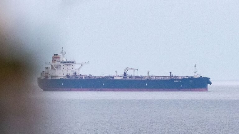 Blick-auf-den-Tanker-Eventin-vor-der-Kueste-der-Insel-Ruegen-Der-vom-deutschen-Zoll-eingezogene-Oelt.jpeg