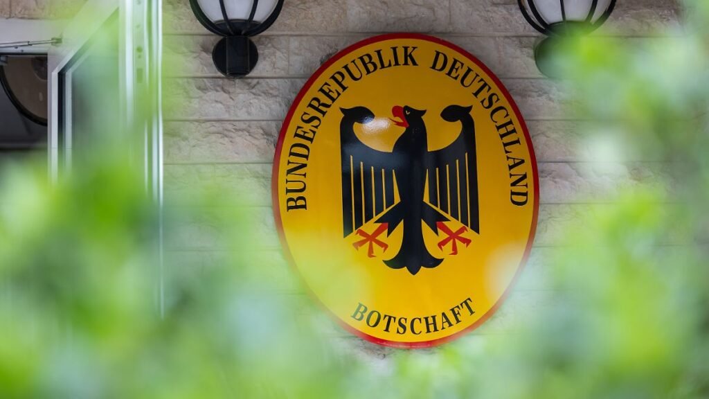 Blick-auf-ein-Schild-mit-Bundesadler-und-dem-Schriftzug-Bundesrepublik-Deutschland-Botschaft-Die-deu.jpeg