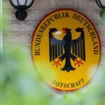 Blick-auf-ein-Schild-mit-Bundesadler-und-dem-Schriftzug-Bundesrepublik-Deutschland-Botschaft-Die-deu.jpeg