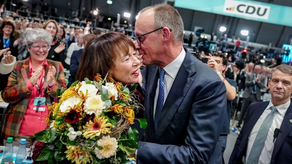 Bundeskanzler-Friedrich-Merz-CDU-Parteivorsitzender-ueberreicht-seiner-Frau-Charlotte-nach-seiner-Wa.jpeg