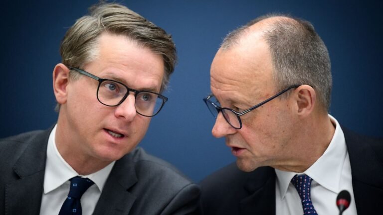 Carsten-Linnemann-l-CDU-Generalsekretaer-und-Bundeskanzler-Friedrich-Merz-CDU-sitzen-zu-Beginn-der-S.jpeg