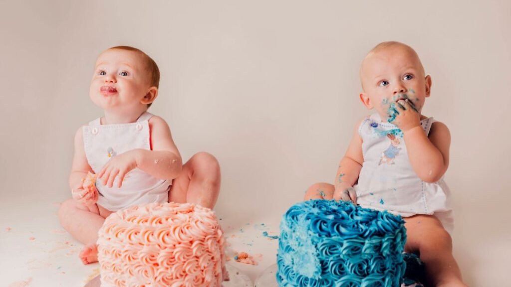 Creative-Highlights-Symbolbilder-Portrait-of-two-babies-eating-birthday-cakes-model-released-propert.jpeg