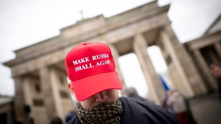 DEU-Deutschland-Germany-Berlin-21-02-2026-Demonstrant-mit-Muetze-Make-Russia-Small-Again-gegen-Russl.jpeg