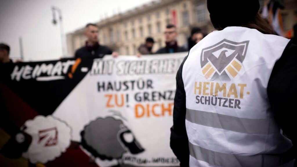 DEU-Deutschland-Germany-Berlin-29-11-2025-Demonstranten-mit-Weste-Heimatschuetzer-Heimatschuetzer-be.jpeg
