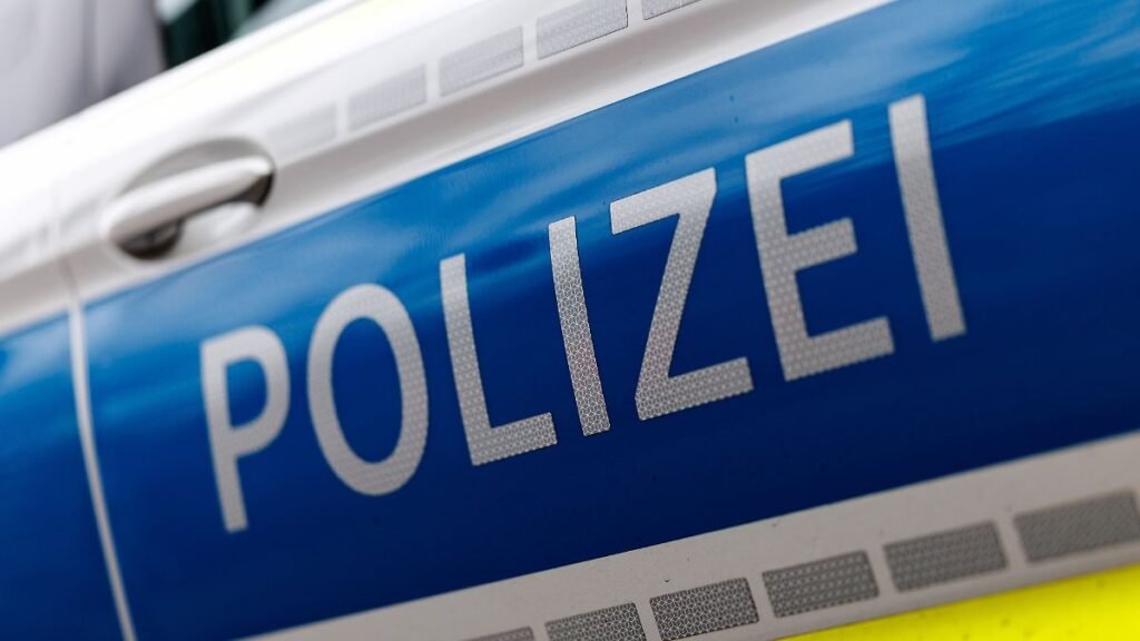 Der-Schriftzug-Polizei-ist-an-einem-Einsatzfahrzeug-der-Polizei-in-Muenchen-Bayern-zu-sehen.jpg