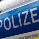 Der-Schriftzug-Polizei-ist-an-einem-Einsatzfahrzeug-der-Polizei-in-Muenchen-Bayern-zu-sehen.jpg
