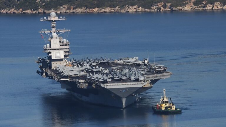 Der-groesste-Flugzeugtraeger-der-US-Marine-der-USS-Gerald-R-Ford-verlaesst-den-Marinestuetzpunkt-Sou.jpeg