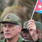 Der-kubanische-Praesident-Miguel-Diaz-Canel-demonstriert-waehrend-einer-Kundgebung-gegen-die-Toetung.jpeg