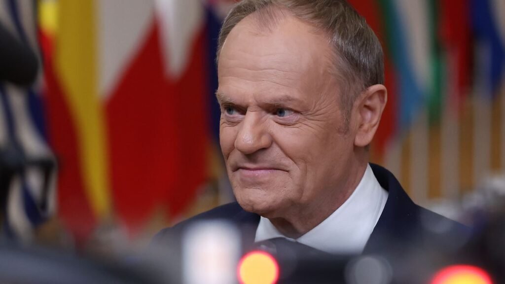 Der-polnische-Ministerpraesident-Donald-Tusk-spricht-mit-den-Medien-als-er-zu-einem-EU-Gipfel-im-Geb.jpeg