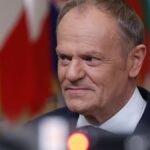 Der-polnische-Ministerpraesident-Donald-Tusk-spricht-mit-den-Medien-als-er-zu-einem-EU-Gipfel-im-Geb.jpeg