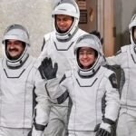 Die-Astronauten-der-Crew-12-l-r-der-Pilot-Jack-Hathaway-der-russische-Kosmonaut-Andrej-Fedjajew-die.jpeg