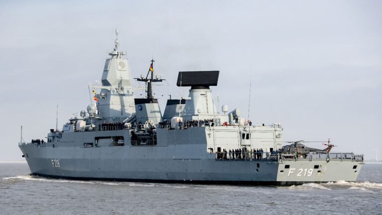 Die-Fregatte-Sachsen-F-219-laeuft-aus-dem-Hafen-am-Marinestuetzpunkt-zu-einem-mehrmonatigen-Einsatz.jpeg