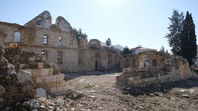 Die-Ruinen-einer-zerstoerten-griechisch-orthodoxen-Kirche-stehen-in-Antakya-im-Sueden-der-Tuerkei.jp_.jpeg