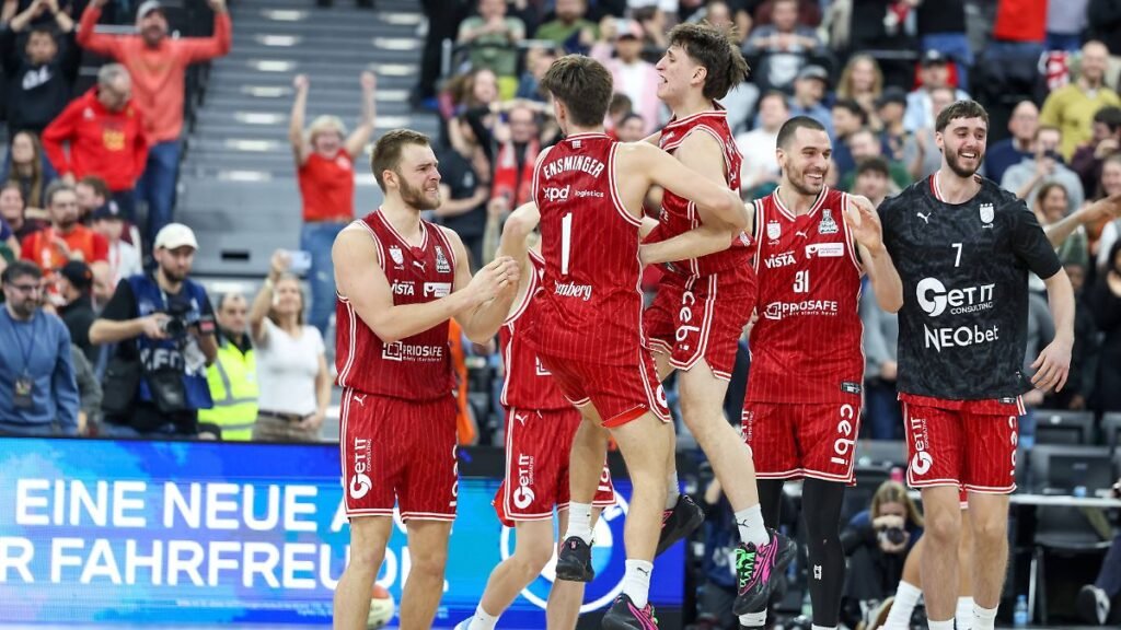 Die-Spielder-der-Bamberg-Baskets-bejubeln-den-Pokalsieg-nach-dem-Schlusspfiff-Emotionen-Freunde-GER.jpeg