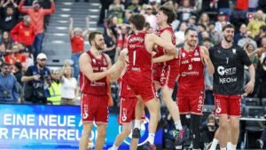 Die-Spielder-der-Bamberg-Baskets-bejubeln-den-Pokalsieg-nach-dem-Schlusspfiff-Emotionen-Freunde-GER.jpeg