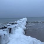 Dierhagen-Ost-Strand-Deutschland-06-Februar-2026-Im-Bild-Vereister-Strand-und-zu-Eis-erstarrte-Duene.jpeg