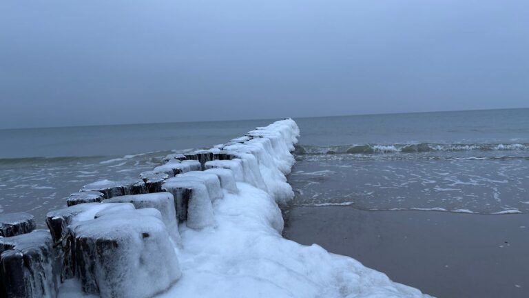 Dierhagen-Ost-Strand-Deutschland-06-Februar-2026-Im-Bild-Vereister-Strand-und-zu-Eis-erstarrte-Duene.jpeg