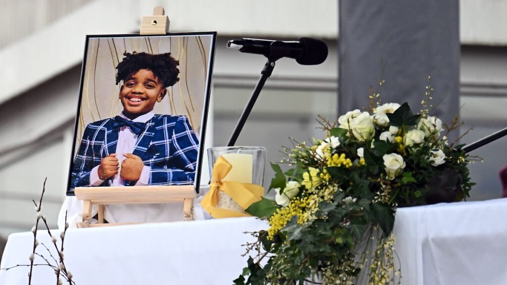 Ein-Bild-von-Yosef-steht-waehrend-der-Trauerfeier-auf-dem-Altar-Nach-dem-gewaltsamen-Tod-des-14-jaeh.jpeg