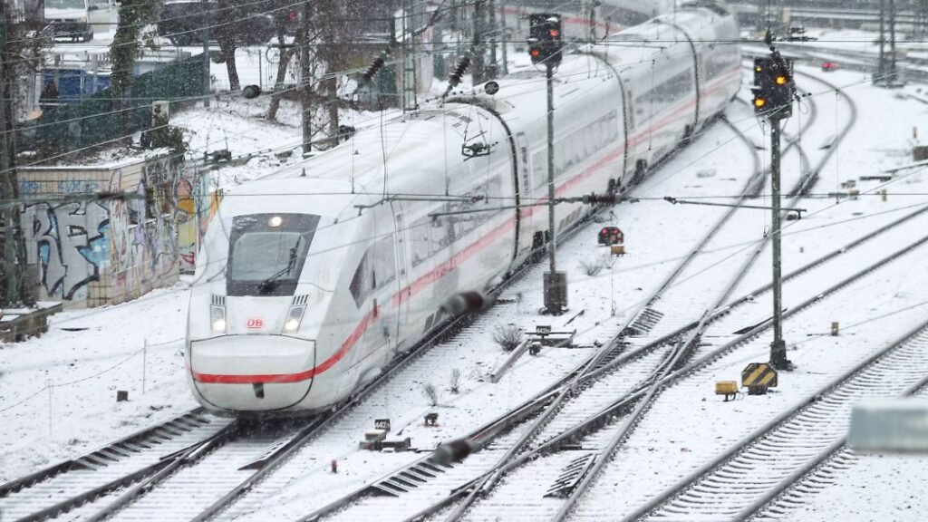 Ein-Intercity-Express-der-Deutschen-Bahn-faehrt-bei-Schneetreiben-in-den-Hauptbahnhof-Hamburg-hinein.jpeg