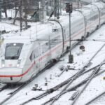 Ein-Intercity-Express-der-Deutschen-Bahn-faehrt-bei-Schneetreiben-in-den-Hauptbahnhof-Hamburg-hinein.jpeg