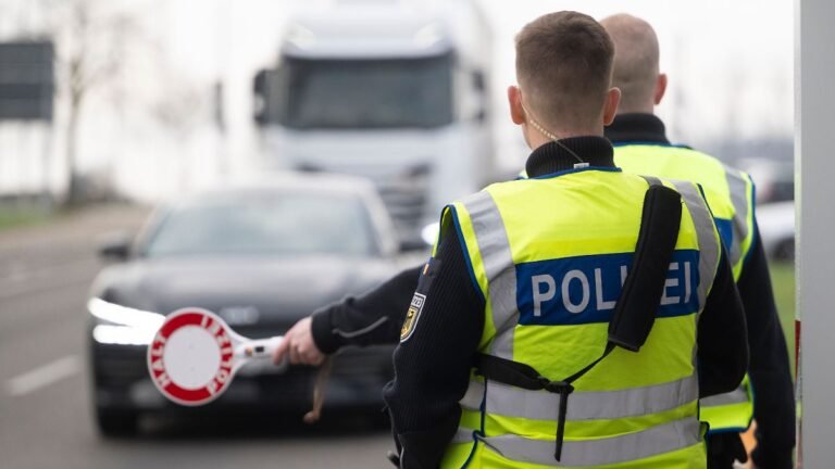 Einsatzkraefte-der-Bundespolizei-fuehren-waehrend-eines-Fototermins-mit-der-Deutschen-Presse-Agentur.jpeg
