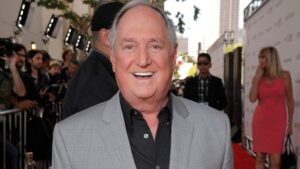 FILE-Neil-Sedaka-attends-the-Warner-Bros-Premiere-of-Jersey-Boys-at-the-2014-Los-Angeles-Film-Festiv.jpeg
