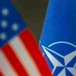 Flagge-der-NATO-unscharf-im-Vordergrund-die-US-Flagge.jpg