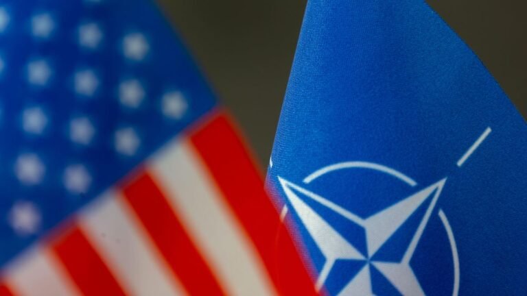 Flagge-der-NATO-unscharf-im-Vordergrund-die-US-Flagge.jpg