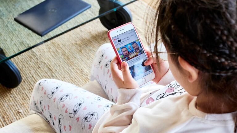 France-Montaigu-Vendee-2026-01-03-A-teenager-absorbed-in-her-smartphone-screen-watches-a-video-on-so.jpeg