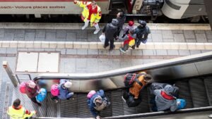 Gefluechtete-aus-der-Ukraine-stehen-nach-ihrer-Ankunft-auf-einem-Bahnsteig-am-Messebahnhof-Laatzen-R.jpeg