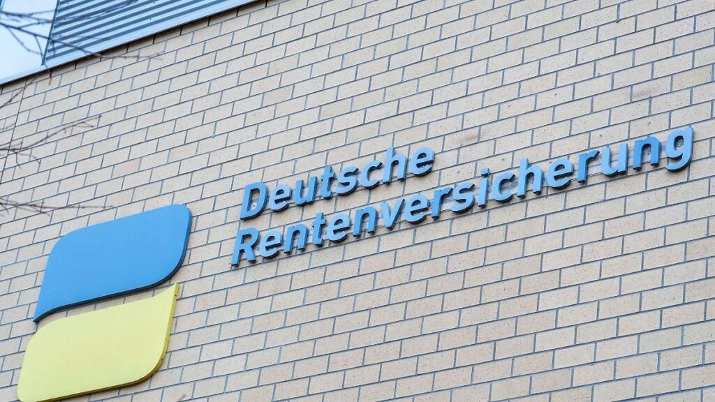 Gummersbach-Nordrhein-Westfalen-Das-Logo-der-Deutsche-Rentenversicherung-an-einem-Gebaeude-in-Gummer.jpeg