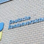 Gummersbach-Nordrhein-Westfalen-Das-Logo-der-Deutsche-Rentenversicherung-an-einem-Gebaeude-in-Gummer.jpeg