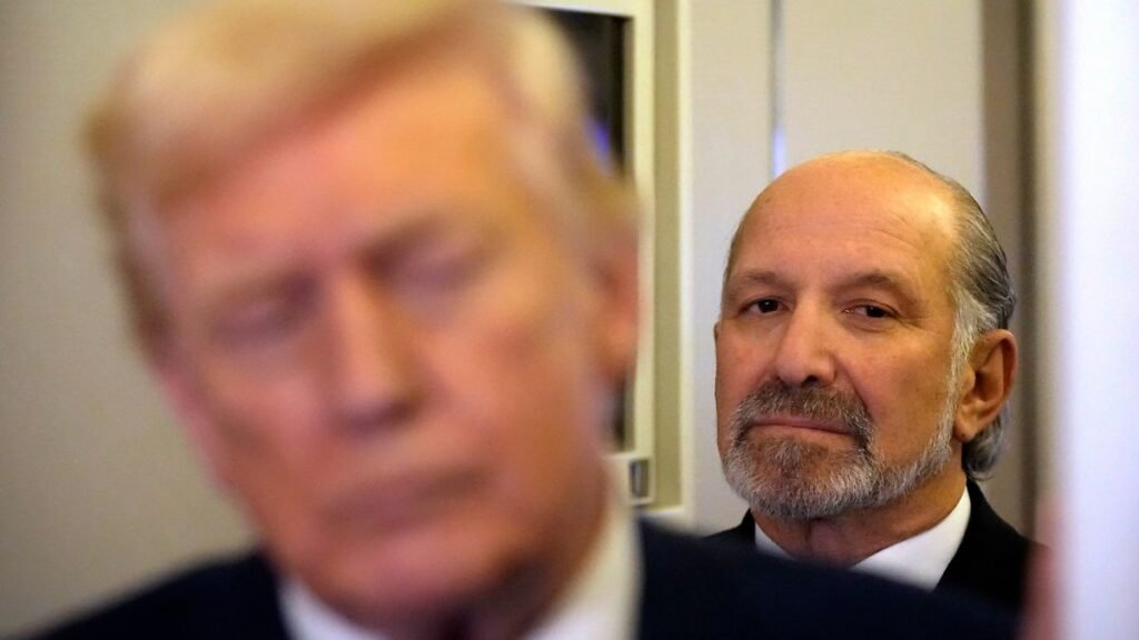 Handelsminister-Howard-Lutnick-hoert-zu-wie-US-Praesident-Donald-Trump-zu-Reportern-spricht-waehrend.jpeg