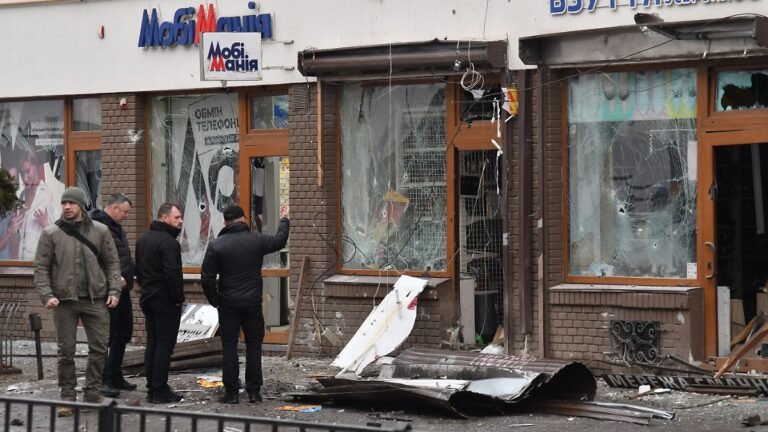 Innenminister-Ihor-Klymenko-2-v-r-inspiziert-den-Ort-eines-toedlichen-Terroranschlags-im-Zentrum-von.jpeg