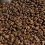 Kaffee-wird-in-einer-kleinen-Trommelroestmaschine-mit-viel-Erfahrung-handwerklich-geroestet-hier-kue.jpeg