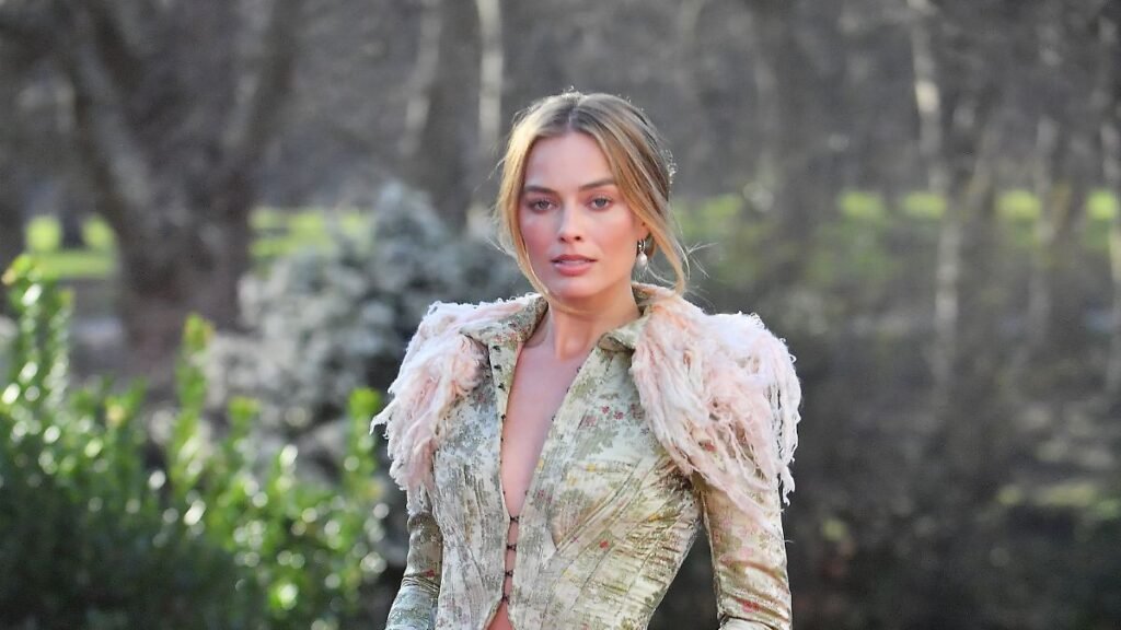 LONDON-ENGLAND-FEBRUARY-04-Margot-Robbie-attends-the-Withering-Heights-London-Photocall-at-Spencer-H.jpeg