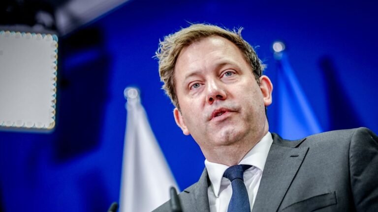 Lars-Klingbeil-SPD-Bundesminister-der-Finanzen-Vizekanzler-und-SPD-Bundesvorsitzender-gibt-bei-seine.jpeg