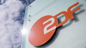 Logo-des-ZDF-am-Sendezentrum-des-Zweiten-Deutschen-Fernsehens-Das-aktuelle-Sportstudio-des-Senders-w.jpeg