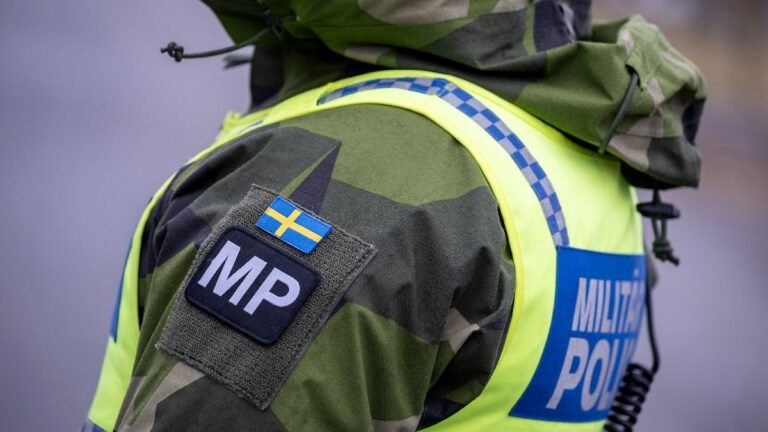 MALMOe-SVERIGE-20260225-Militaerpolis-pa-plats-da-det-franska-hangarfartyget-Charles-De-Gaulle-R91-v.jpeg