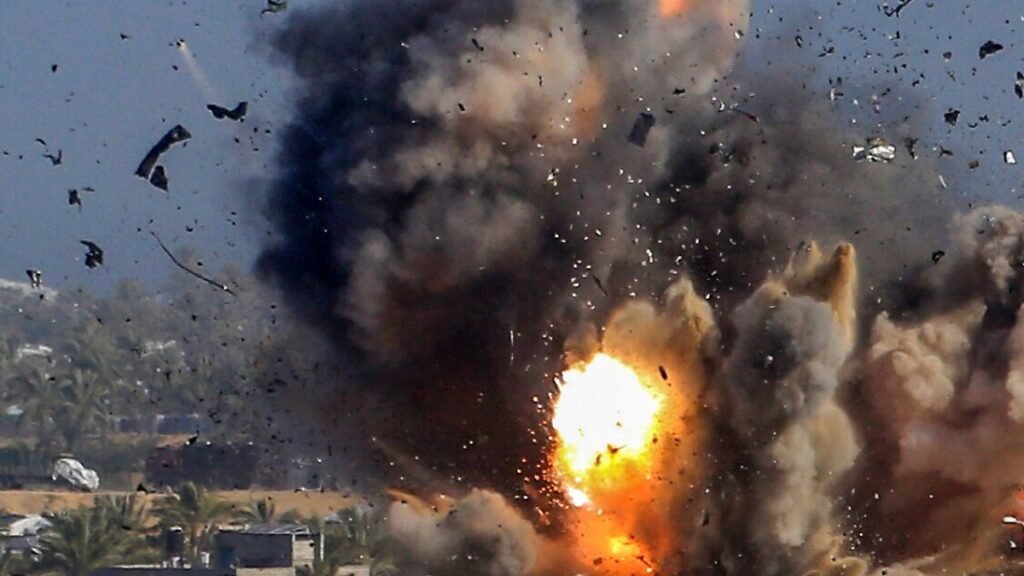 Nach-einem-israelischen-Luftangriff-steigt-Rauch-aus-dem-Lager-Ghaith-auf-in-dem-vertriebene-Palaest.jpeg