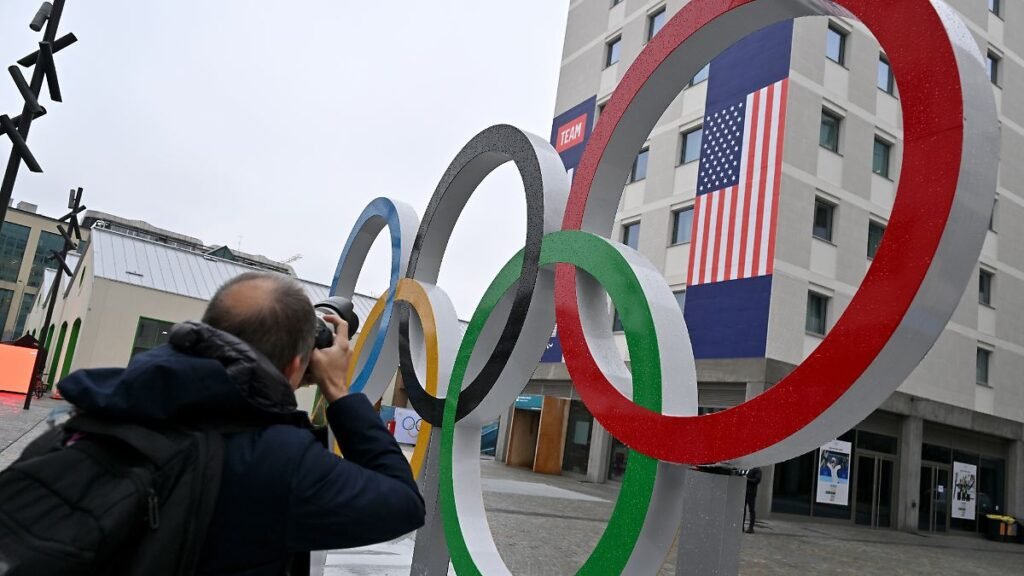 Olympia-Olympische-Winterspiele-Mailand-Cortina-2026-Ein-Fotograf-fotografiert-die-Olympischen-Ringe.jpeg