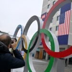 Olympia-Olympische-Winterspiele-Mailand-Cortina-2026-Ein-Fotograf-fotografiert-die-Olympischen-Ringe.jpeg