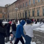 Personen-nehmen-an-einer-Schneeballschlacht-vor-der-Alten-Pinakothek-in-Muenchen-teil-Ein-Social-Med.jpeg