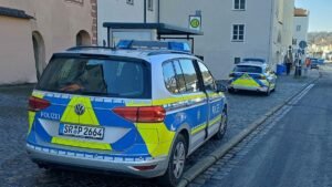 Polizeifahrzeuge-stehen-auf-der-Strasse-Nach-der-Flucht-eines-Verdaechtigen-bei-der-Vorfuehrung-im-A.jpeg