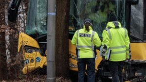 Polizisten-stehen-an-einer-Unfallstelle-vor-einem-beschaedigten-Bus-Zwoelf-Menschen-wurden-bei-dem-U.jpeg