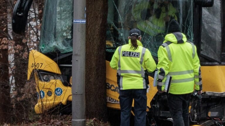 Polizisten-stehen-an-einer-Unfallstelle-vor-einem-beschaedigten-Bus-Zwoelf-Menschen-wurden-bei-dem-U.jpeg