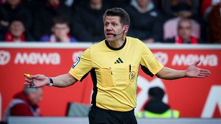 Referee-Schiedsrichter-Patrick-Ittrich-gestikuliert-im-Gespraech-1-FSV-Mainz-05-vs-FC-Augsburg-Fussb.jpeg